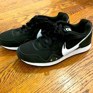 Black Nike Venture Runner Men 7/ Women 9